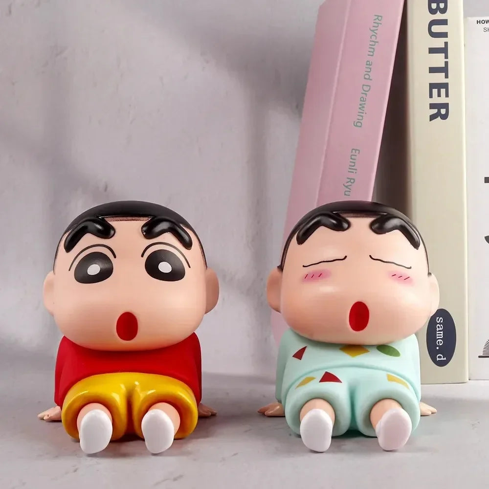 Figura de Crayon Shin-Chan – Soporte para Teléfono y Decoración de Escritorio