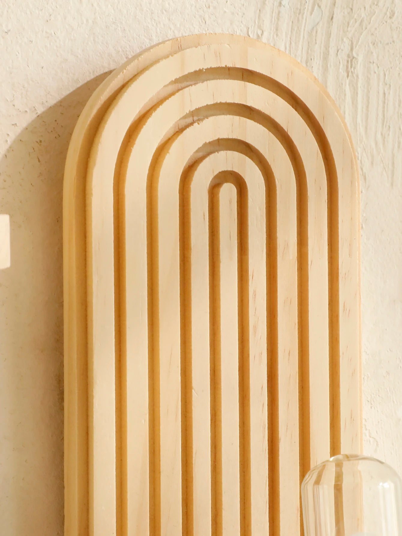 Estante de pared de madera estilo boho con diseño geométrico para decoración moderna