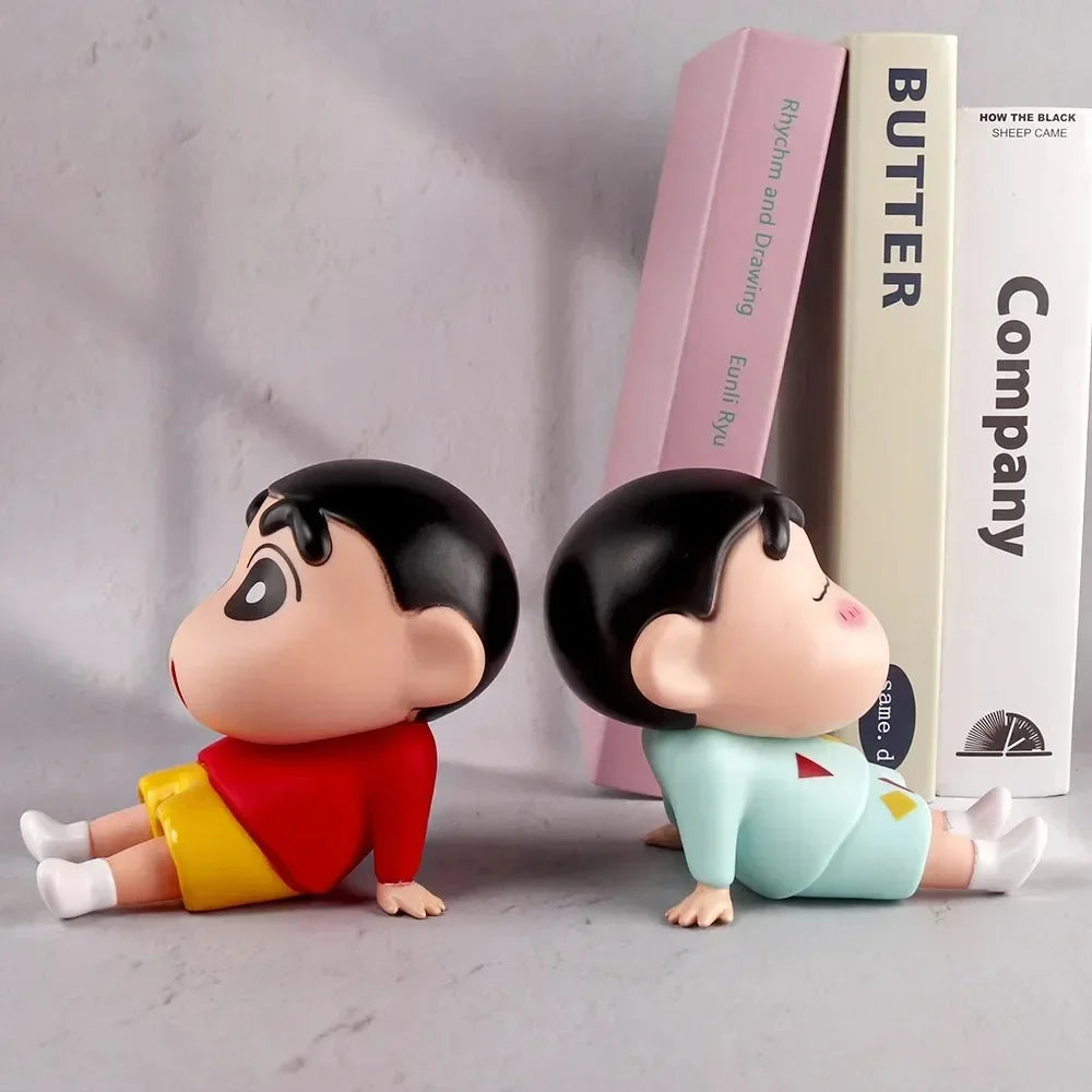 Figura de Crayon Shin-Chan – Soporte para Teléfono y Decoración de Escritorio