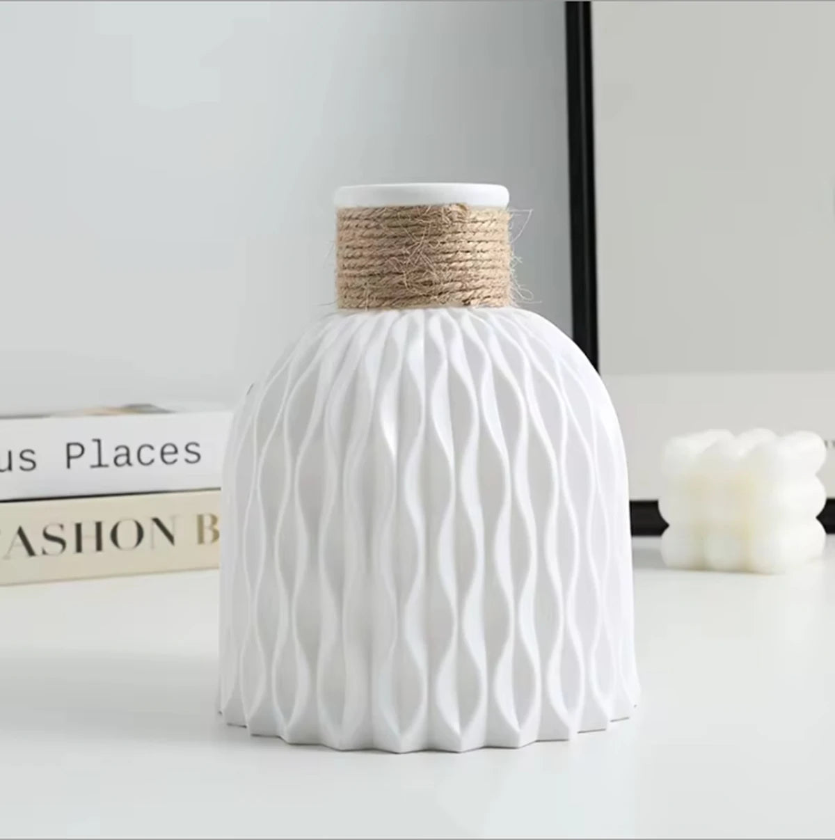 Jarrón de Plástico con Efecto Ondas – Estilo Nórdico Moderno