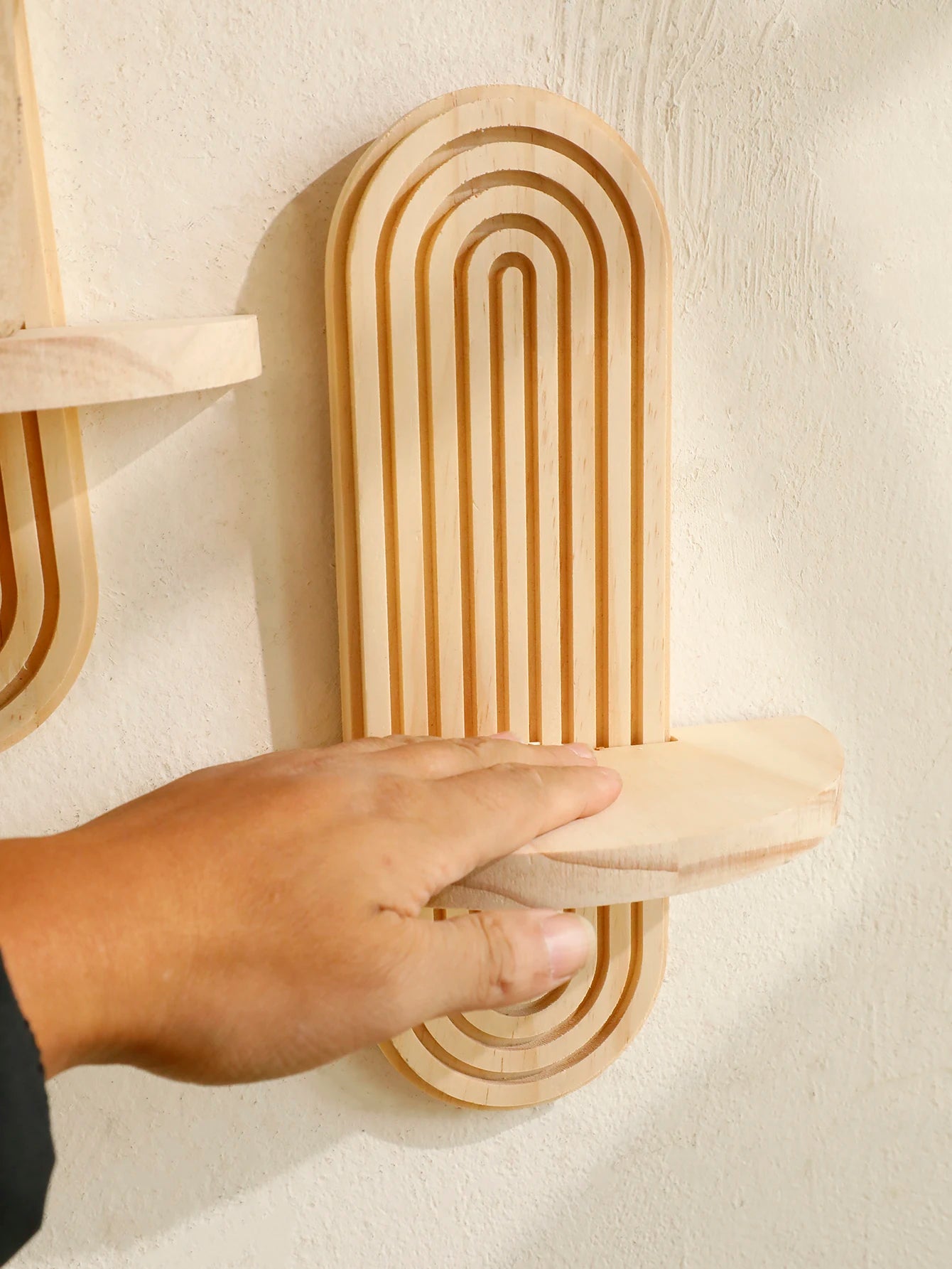 Estante de pared de madera estilo boho con diseño geométrico para decoración moderna