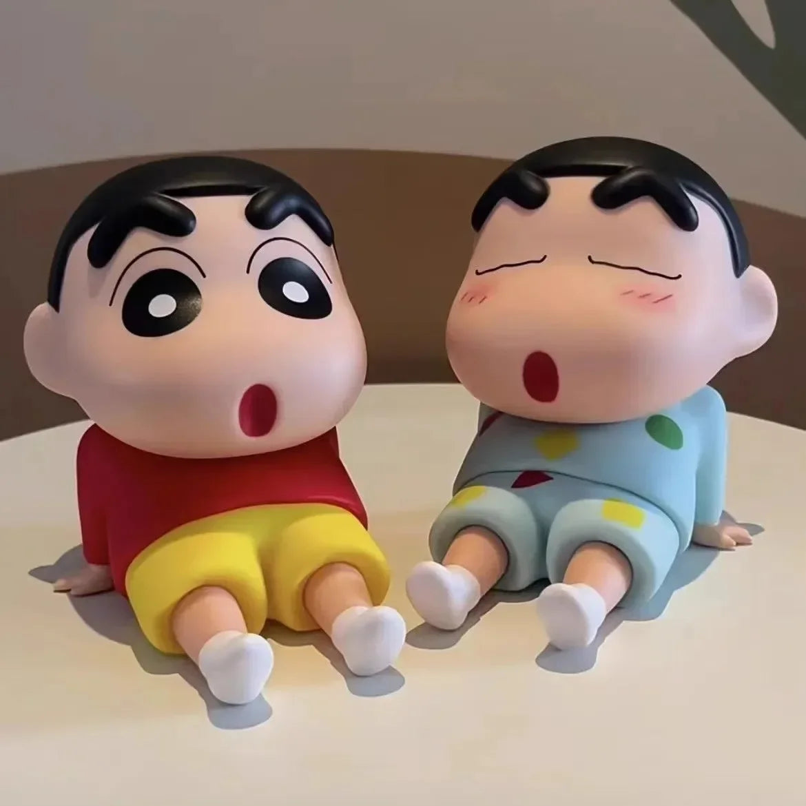 Figura de Crayon Shin-Chan – Soporte para Teléfono y Decoración de Escritorio